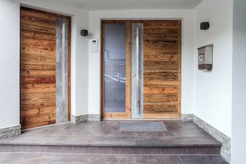 Gruber Tür aus Holz